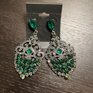 Luxury elegant emerald earrings